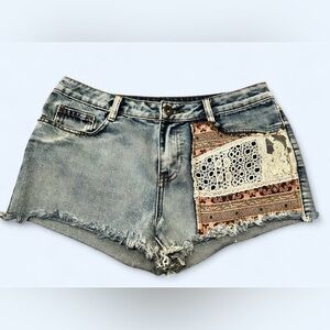 BONGO Light Denim Women’s Embroidered Jean Shorts - Size 7